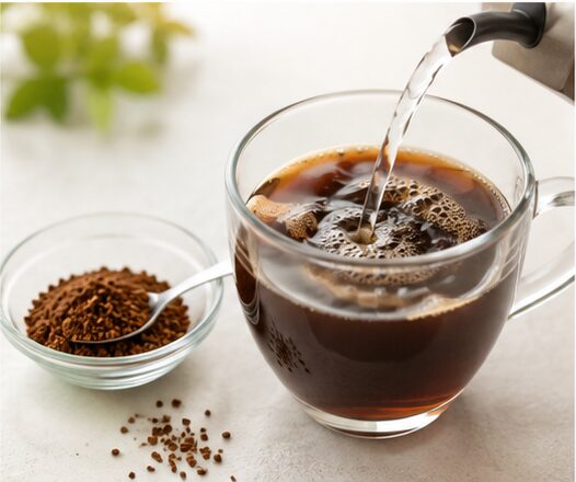 インスタントコーヒーにお湯を注いで1杯を作る様子